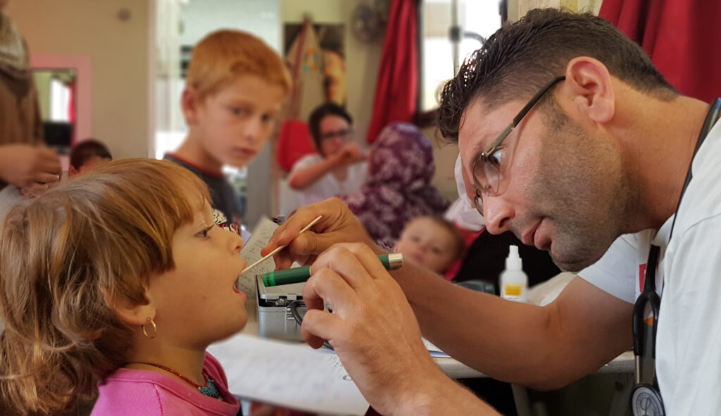 Consultation pédiatre clinique mobile Duhok (c) Elisecare